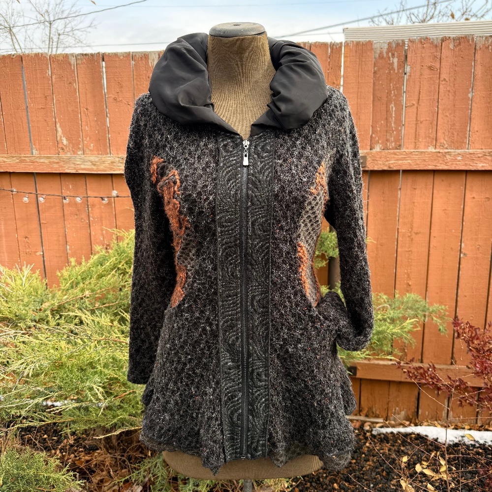 Unique 90s Edgy textured charcoal knit coat/cardigan 🖤